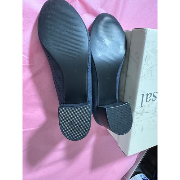 NIB Benassal Women's Navy Closed Toe Loafer Pump Shoe 6.5 - Picture 6 of 9